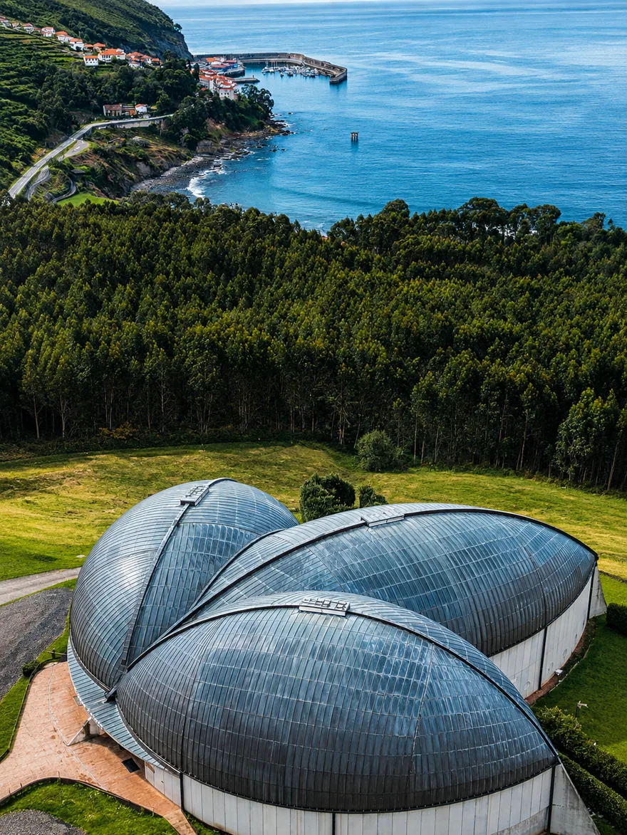 Vista aérea del Museo del Jurásico de Asturias (MUJA) sobre la costa
